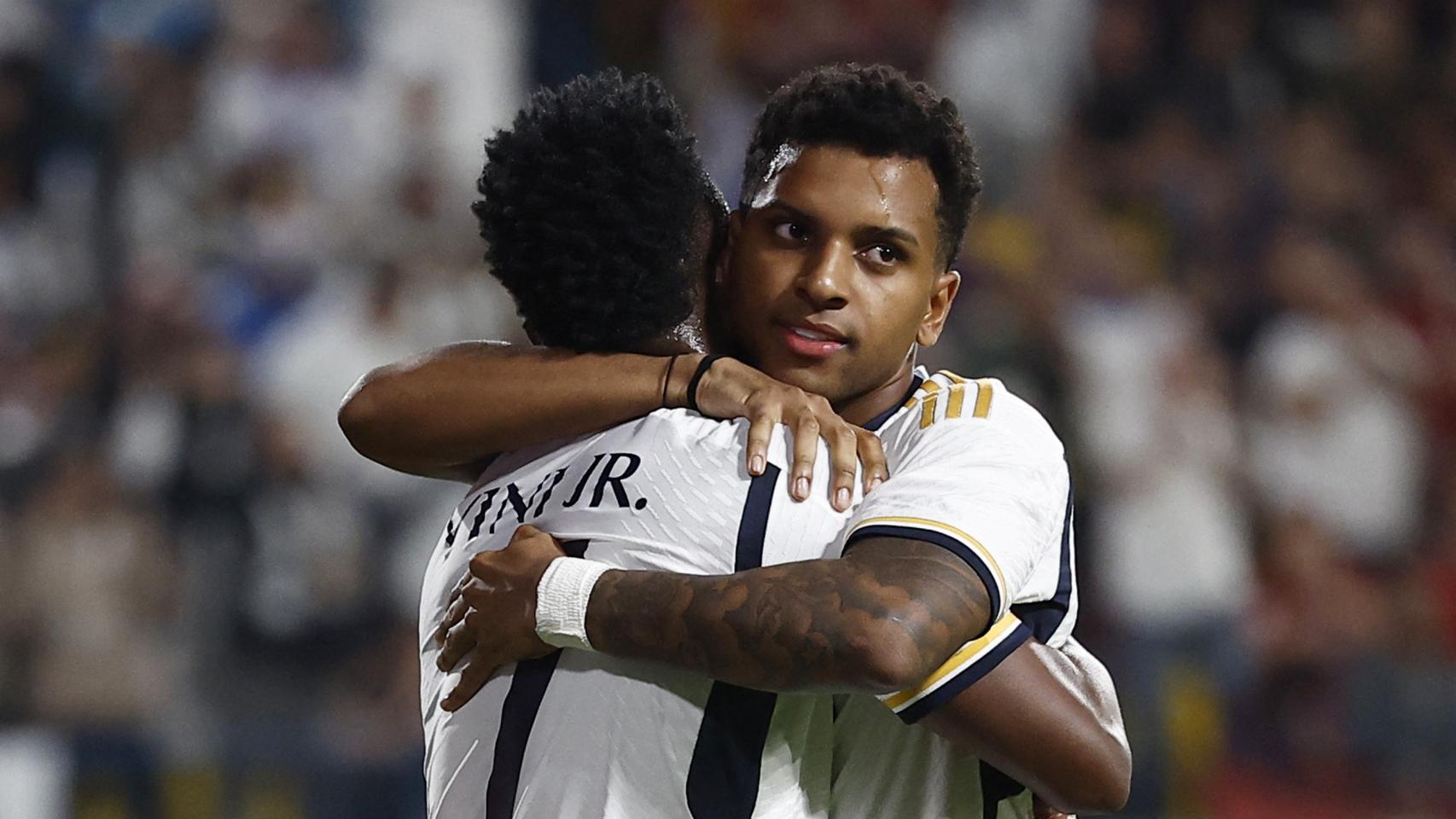 Vinicius y Rodrygo se abrazan tras un gol del Real Madrid.