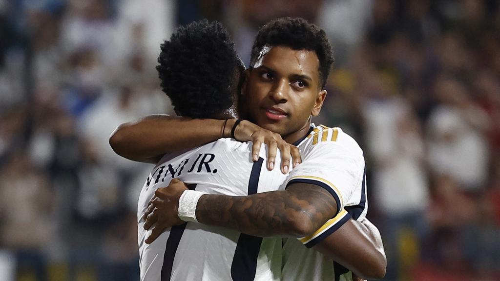 Vinicius y Rodrygo se abrazan tras un gol del Real Madrid.