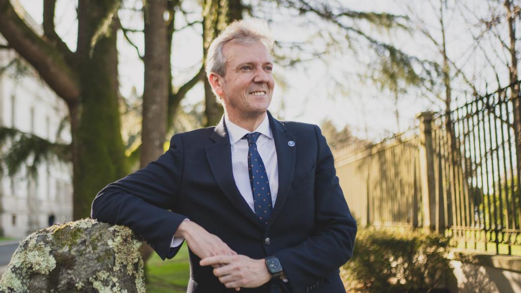 Alfonso Rueda, presidente de Galicia y candidato del PP el 18-F, en su entrevista para El Español