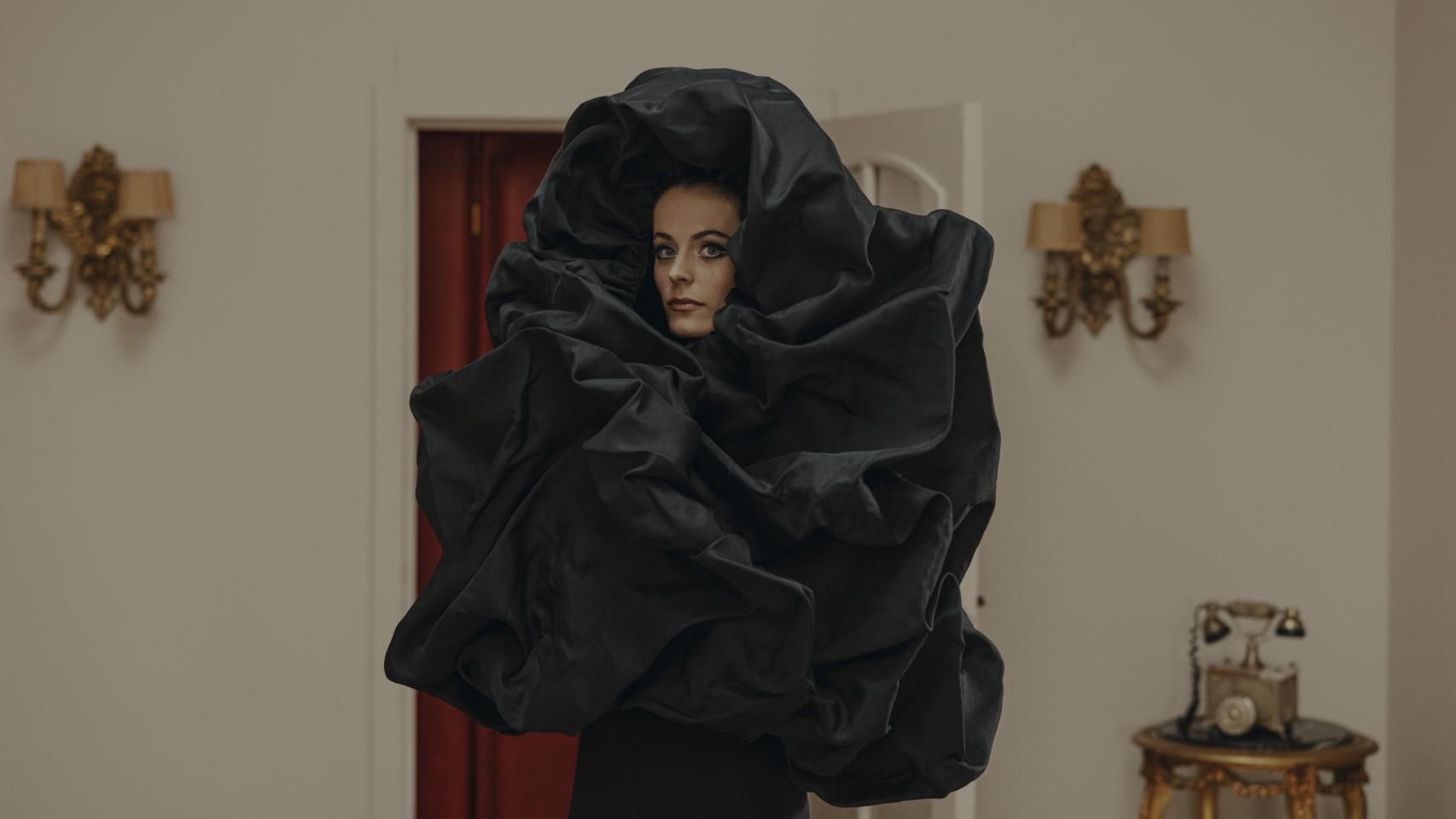 Escena de la serie 'Cristóbal Balenciaga'.