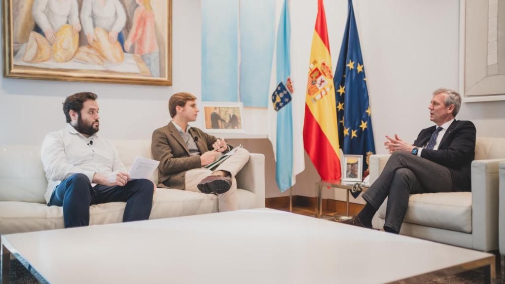 Pablo Grandío, director de Quincemil; Pepe Luis Vázquez, periodista de El Español, y Alfonso Rueda.