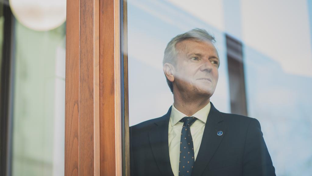 Rueda mira desde un pasillo el exterior del Palacio de San Caetano, sede de la Xunta.