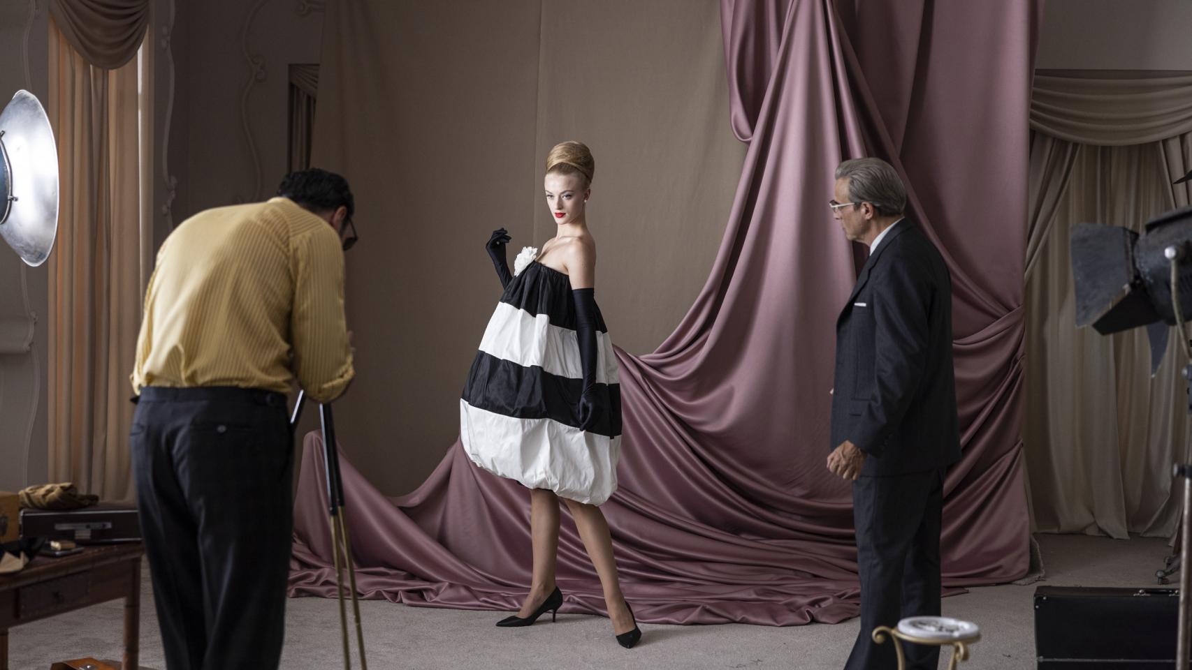 Escena de la serie 'Cristóbal Balenciaga'.