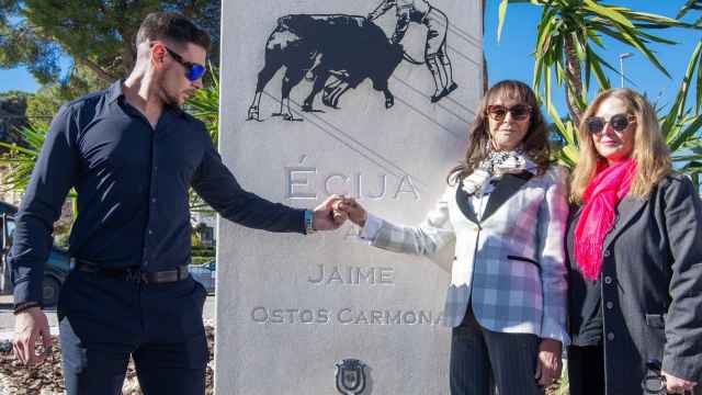 La familia de Jaime Ostos en el homenaje al torero.