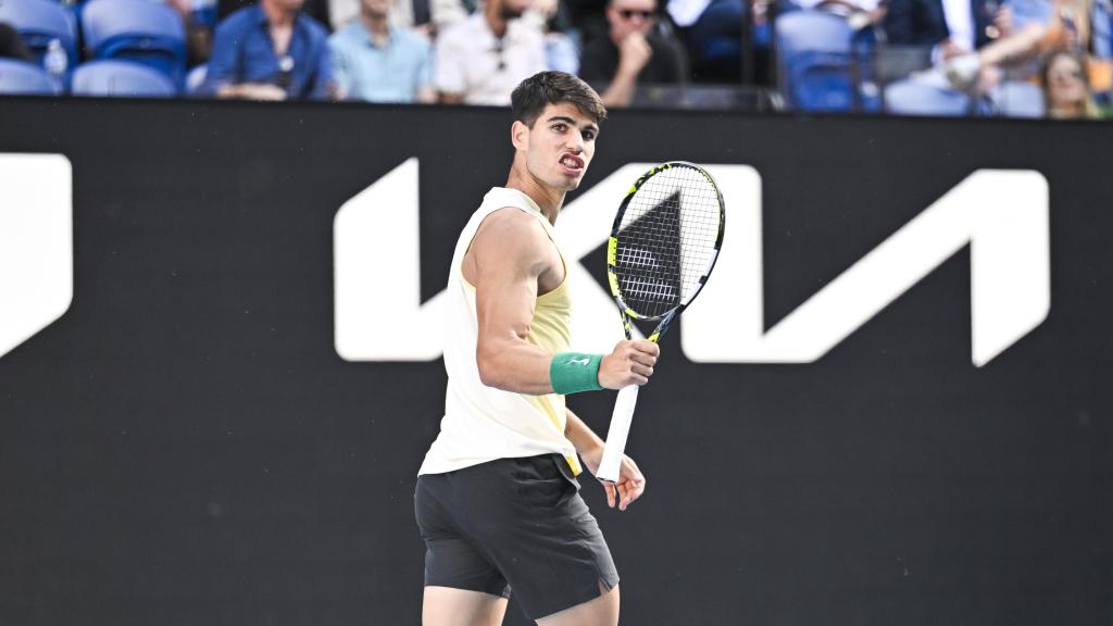 Carlos Alcaraz celebra un punto en el Open de Australia.