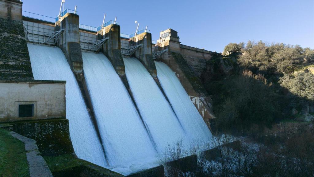 El embalse Torcón I desembalsando agua este sábado.