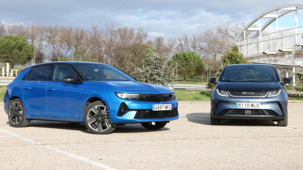 La silueta del Opel Astra es más deportiva que la del BYD Dolphin.