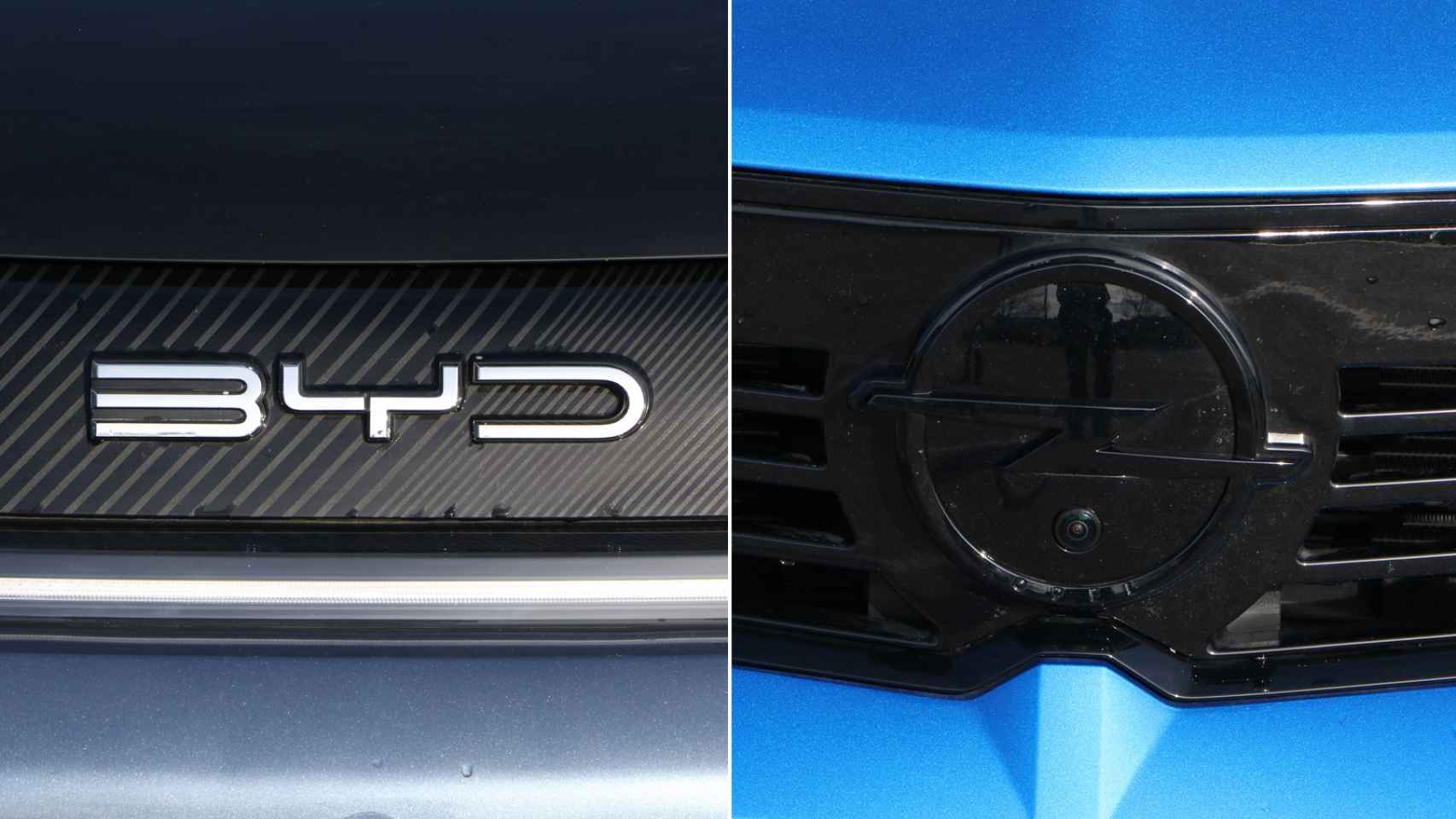 Diferentes emblemas en ambos coches.