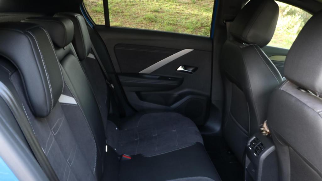 Asientos traseros del Opel Astra.