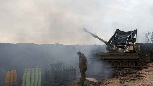 Un soldado israelí junto a una unidad móvil de artillería en Israel