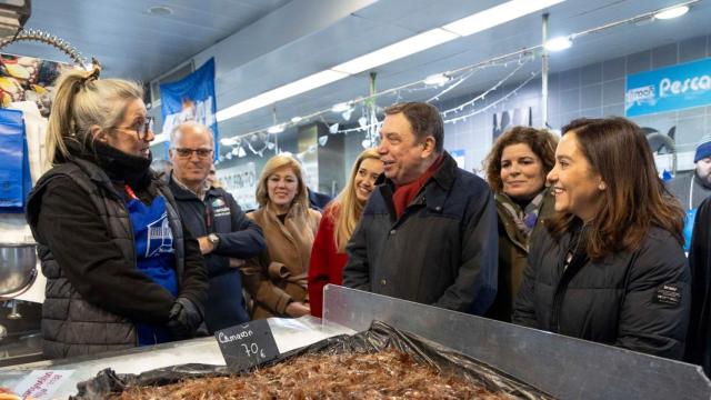 El ministro de Agricultura, Luis Planas, visita el mercado de la Plaza de Lugo.