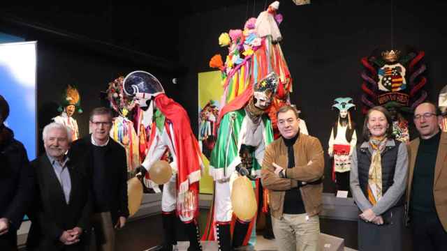 El conselleiro de Cultura, Educación, FP e Universidades, Román Rodríguez, en el Museo do Entroido de Xinzo de Limia.