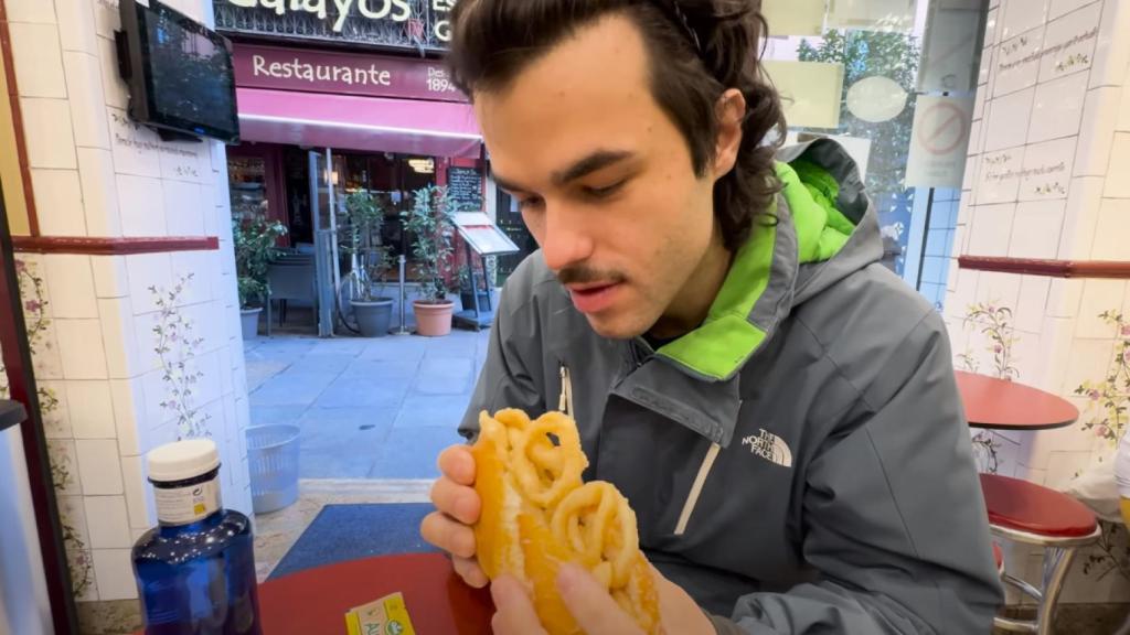 A la izquierda, el 'tiktoker' Peldanyos. A la derecha, un bocadillo de calamares.