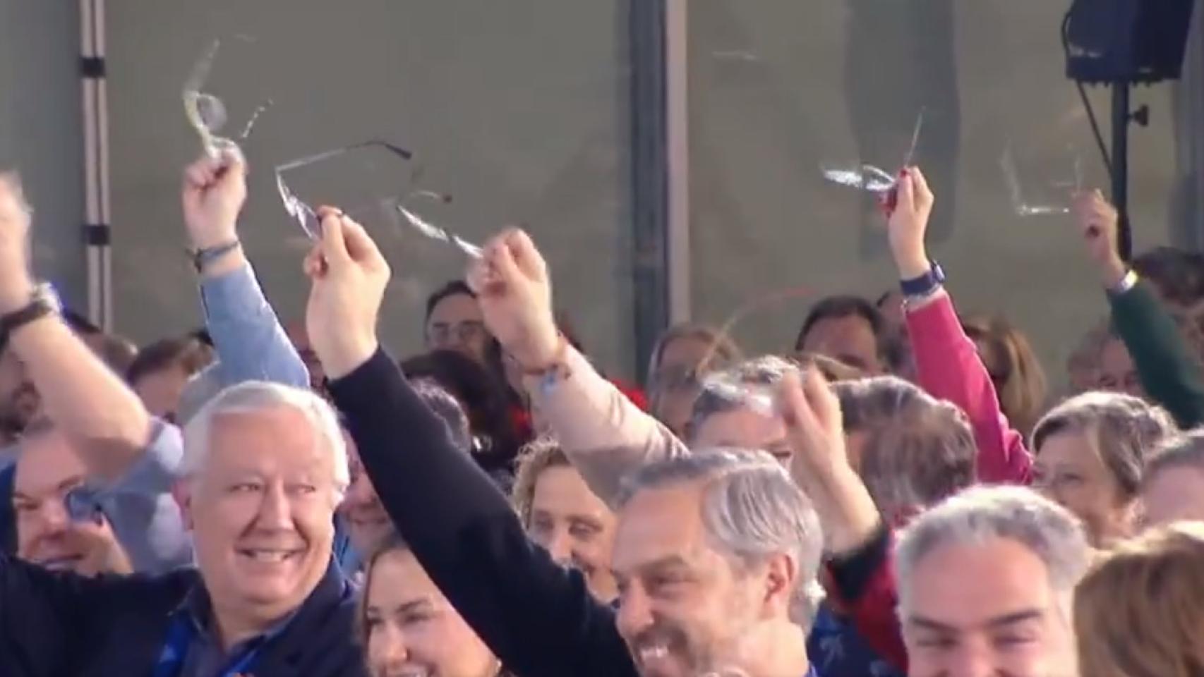 Varios dirigentes del PP muestran sus gafas para mostrar apoyo a Tellado.