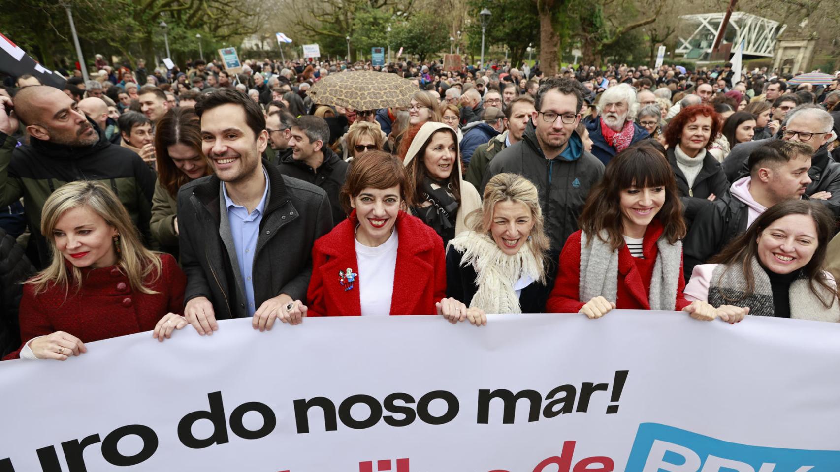 Marta Lois y Yolanda Díaz en la manifestación contra la gestión ante el vertido de 'pellets'