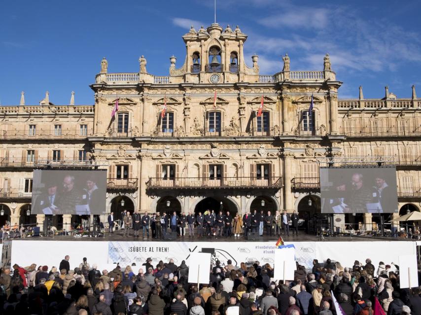 Mañueco participa en la concentración en defensa de las comunicaciones ferroviarias de Salamanca
