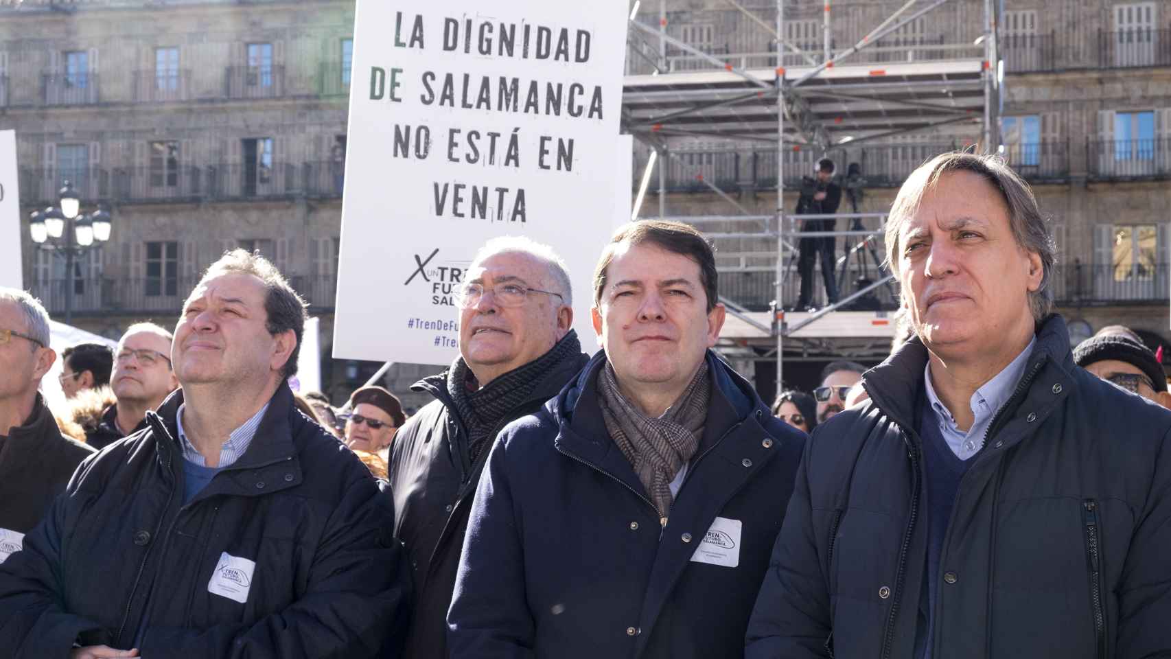 Mañueco acompaña a Carbayo en la concentración en defensa de las comunicaciones ferroviarias de Salamanca