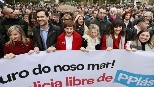 Miles de personas se concentran en Santiago contra la gestión de la crisis de los 'pellets'