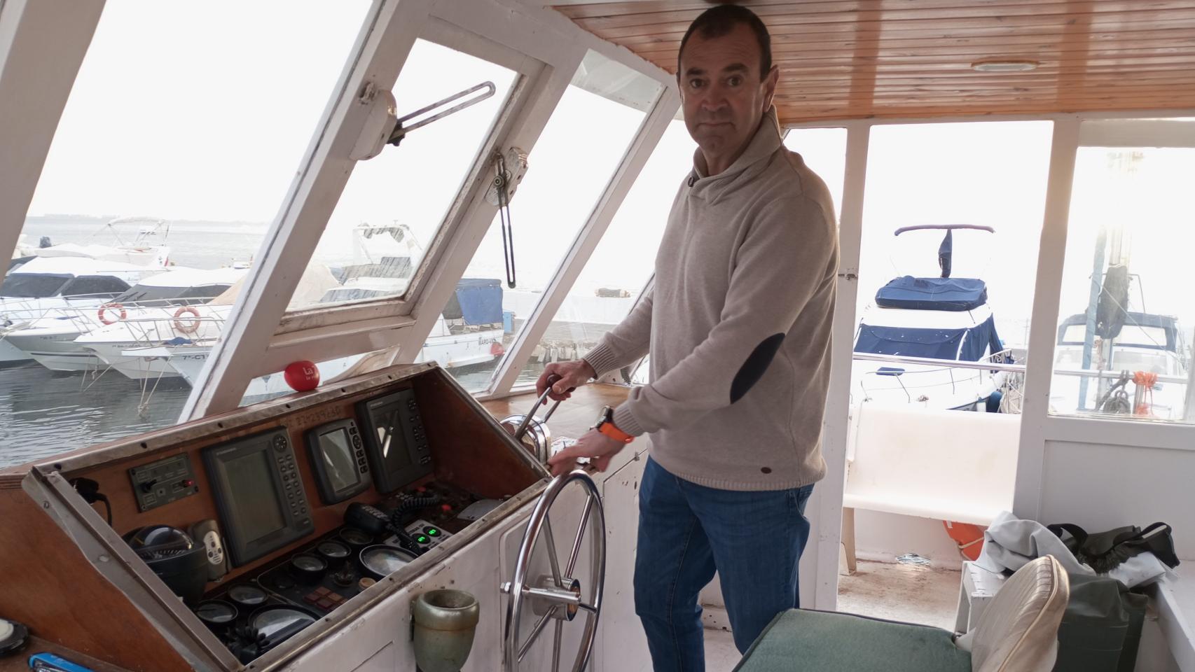 Ramón Gómez, patrón del Joven Ana Belén, un barco especializado en organizar excursiones turísticas por el Mar Menor.