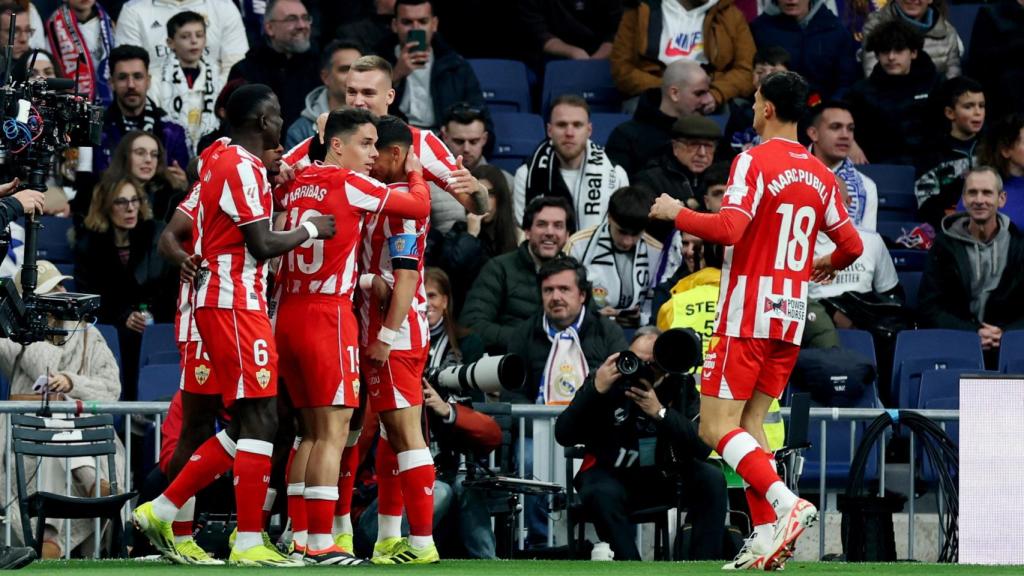 Los jugadores del Almería celebran el 1-0