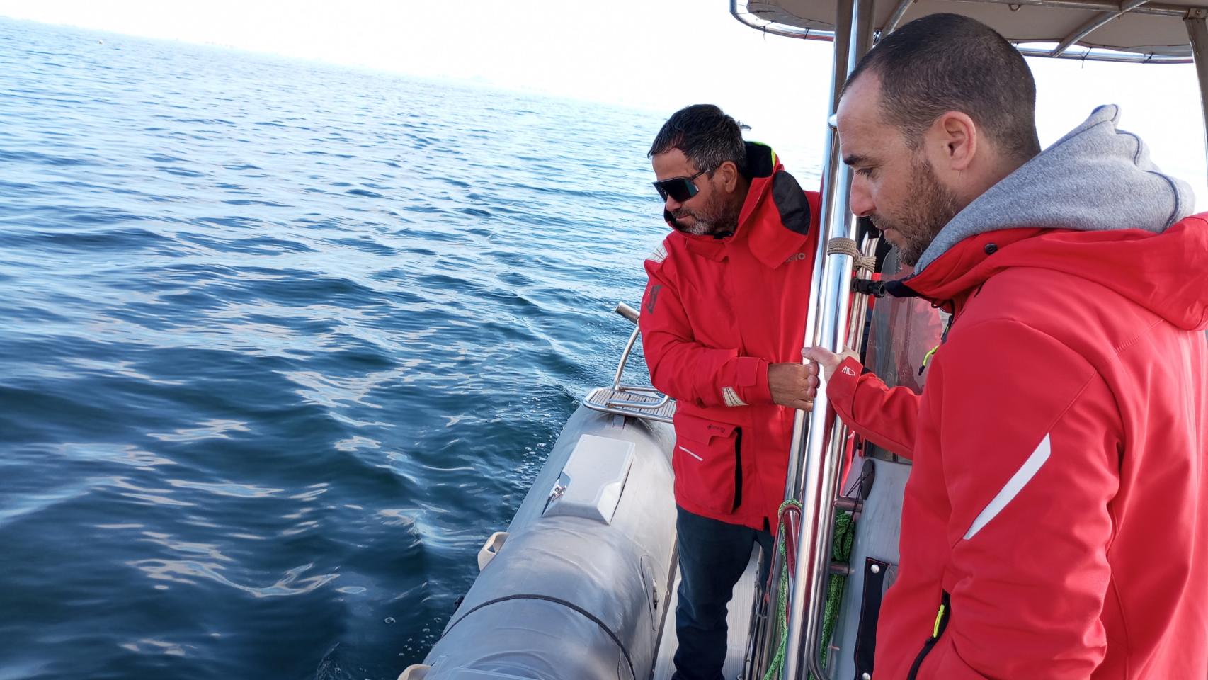 Pedro Garijo, dueño de una empresa náutica, y el ingeniero José Serna, este domingo, inspeccionando el Mar Menor para tratar de localizar el cuerpo de Ivo.