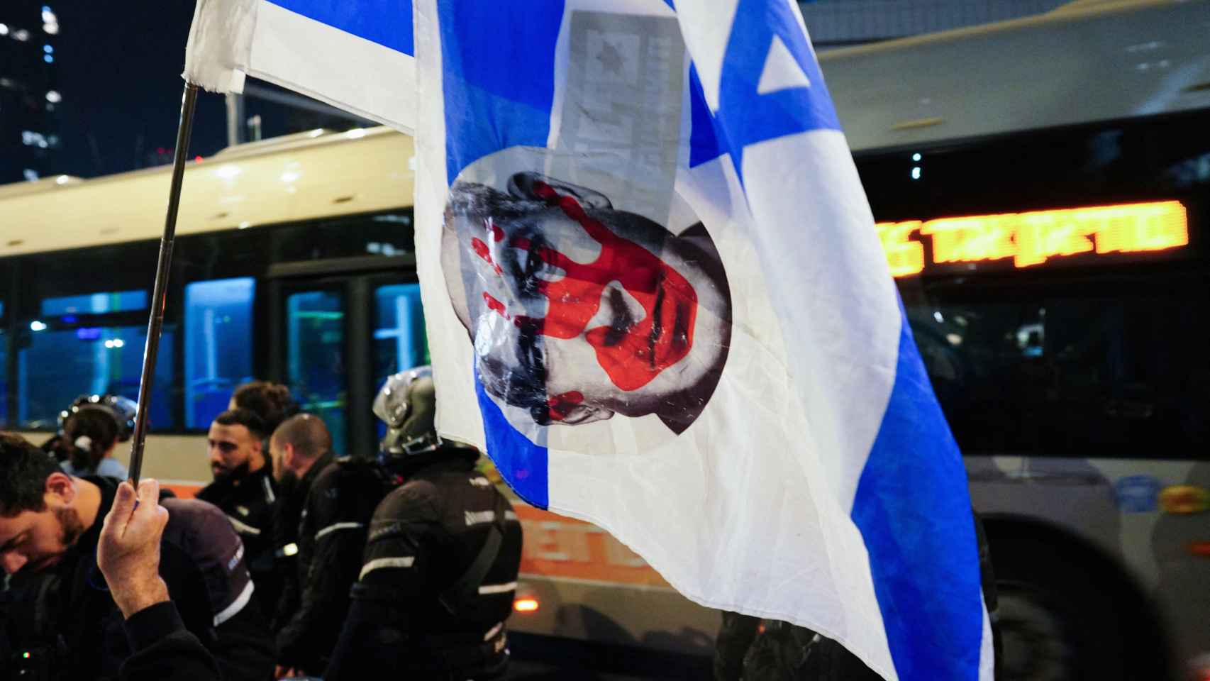 La gente protesta contra el gobierno del primer ministro israelí Benjamín Netanyahu en Tel Aviv.