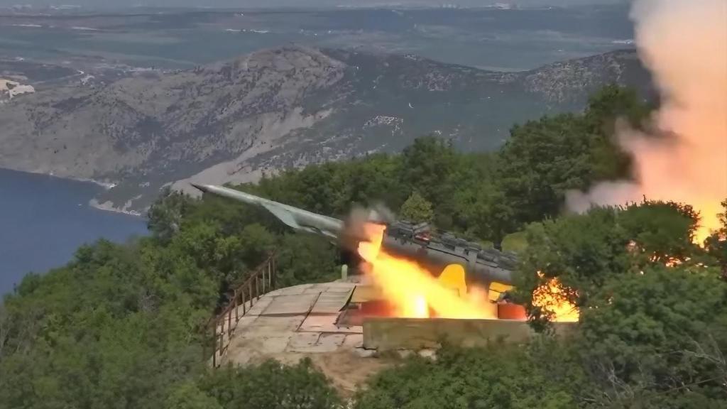 Lanzamiento de misil P-35 desde un búnker