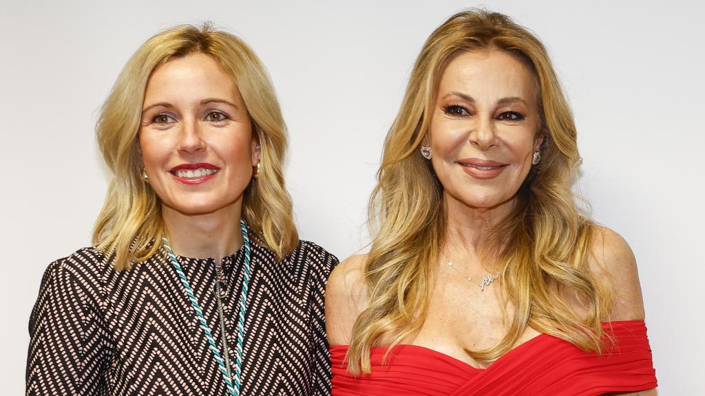 Ana Obregón junto a Rocío García en el Centro Cívico de Alcobendas.