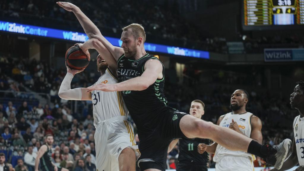 Musa trata de encestar ante Hlinason