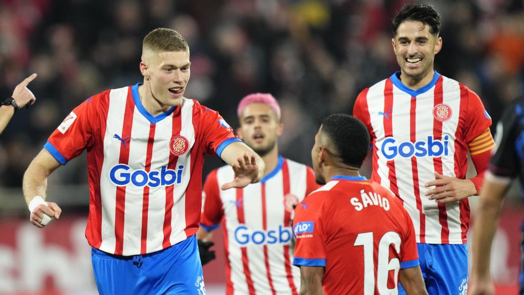 Artem Dovbyk celebra el primero de sus tres goles frente al Sevilla