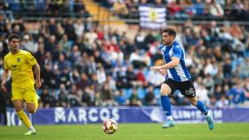 Un jugador del Hércules conduce el balón durante el partido ante el Formentera.