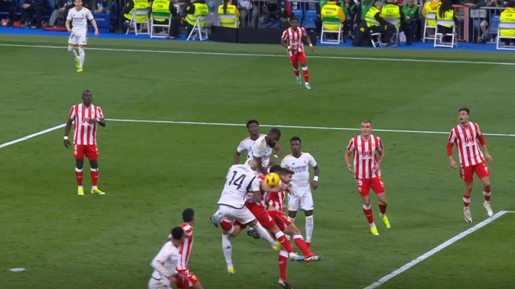 Penalti por mano de un jugador del Almería revisado en el VAR