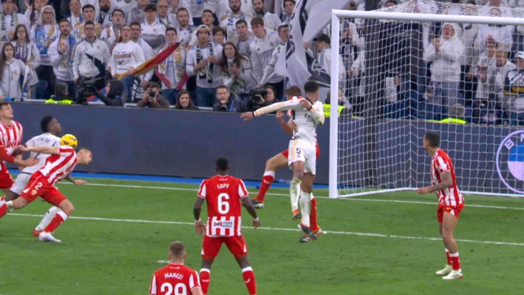 El VAR revisa el gol de Vinicius al Almería