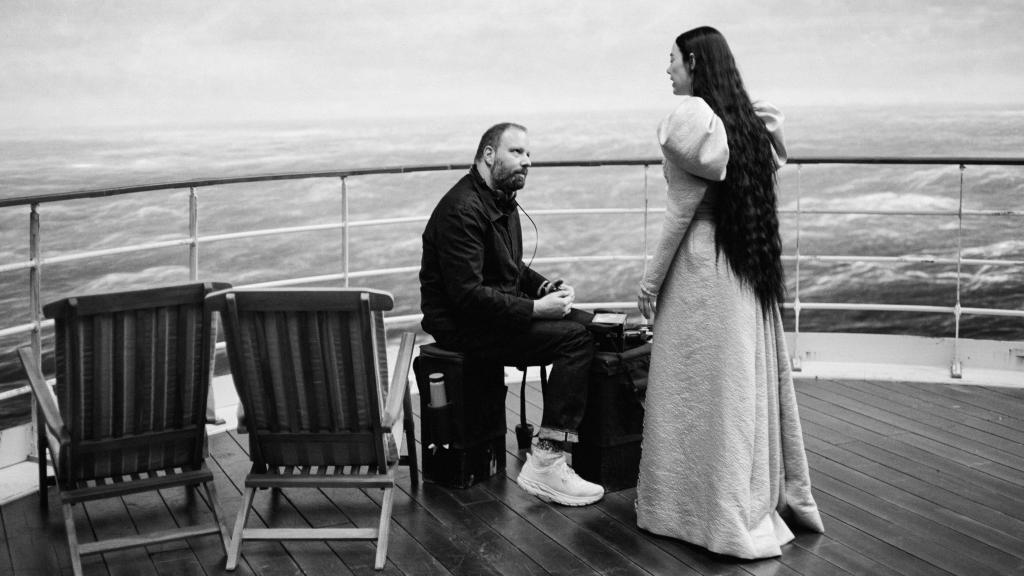 Yorgos Lanthimos y Emma Stone, durante el rodaje de 'Pobres criaturas'