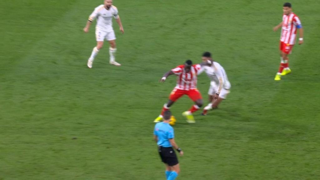 Falta de Lopy sobre Bellingham que anula el tercer gol del Almería