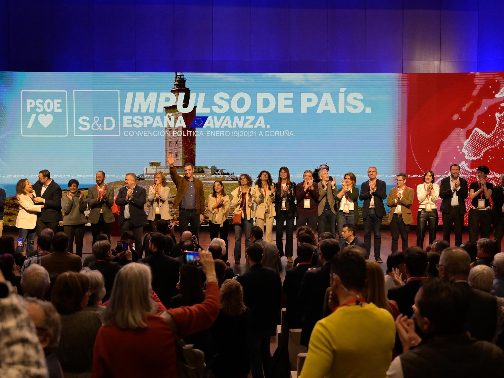 Pedro Sánchez saluda en el centro de la imagen en la clausura de la Convención Nacional del PSOE.