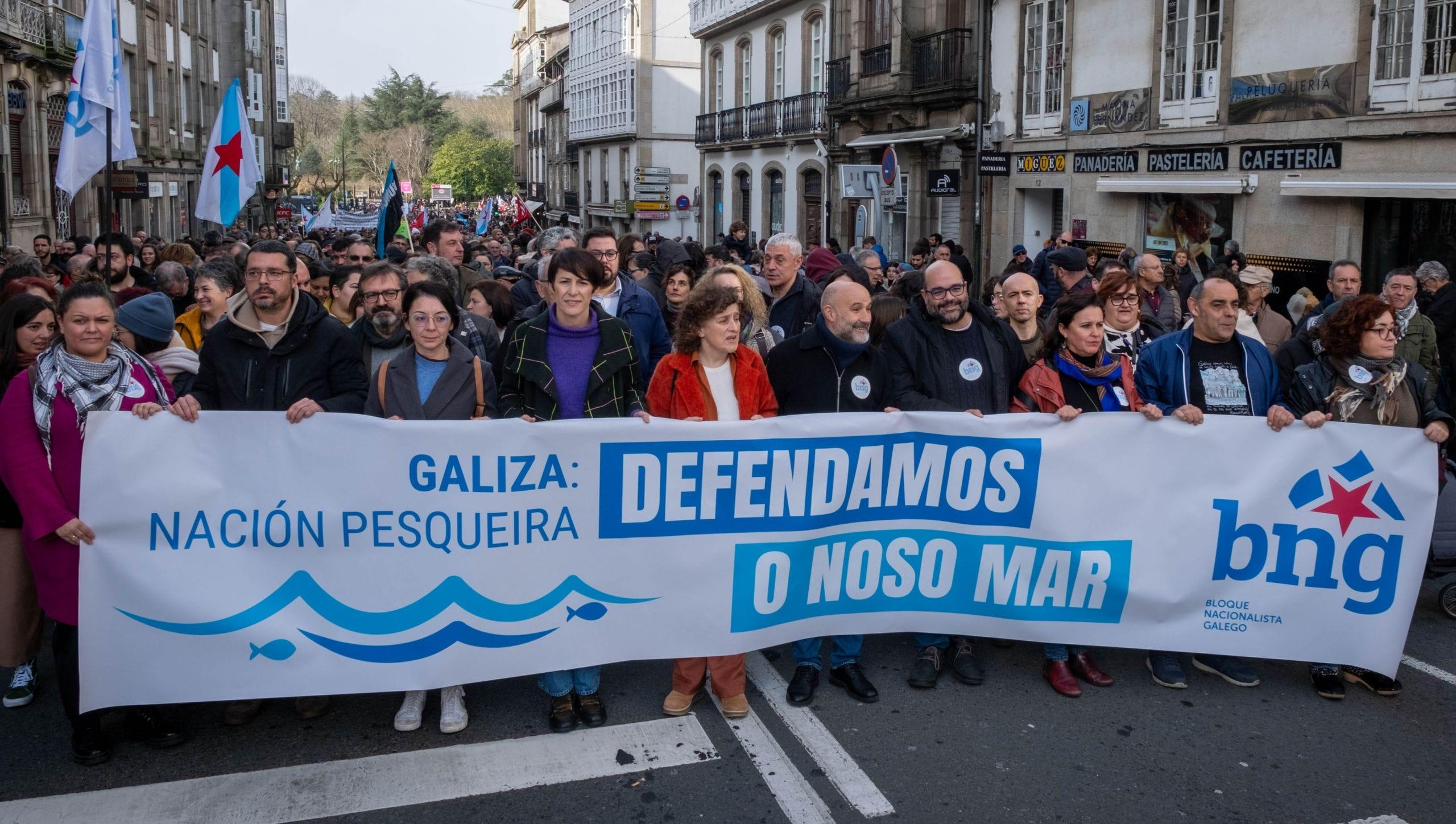 Protesta en Santiago en defensa del mar (Foto: BNG)
