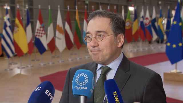 El jefe de la diplomacia española, José Manuel Albares, durante sus declaraciones este lunes en Bruselas