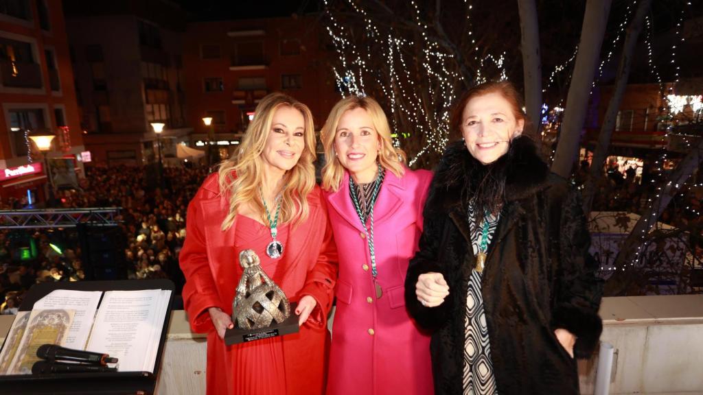 La actriz posando junto a la alcaldesa de Alcobendas, Rocío García Alcántara, e Isabel Páramo, presidenta de la Hermandad de la Virgen de La Paz.
