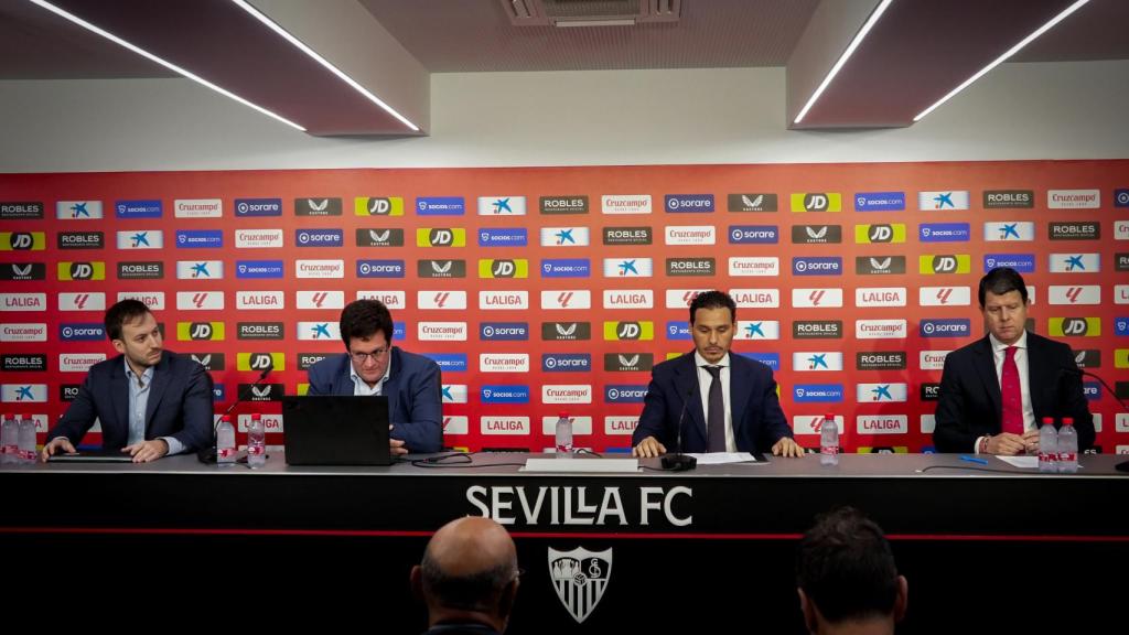 Arturo Guerrero, Senior Manager Client Engineering IBM SPGI; Elias Zamora, Chief Data Officer Sevilla FC; José María del Nido Carrasco; presidente del Sevilla FC; y Fernando Suárez; IBM Software director SPGI, durante la presentación de Scout Advisor.