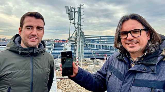 Los ingenieros de Vodafone Álvaro Fructuoso e Iván Gallego durante la realización de las pruebas de la nueva tecnología