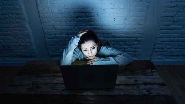 Mujer delante de un ordenador