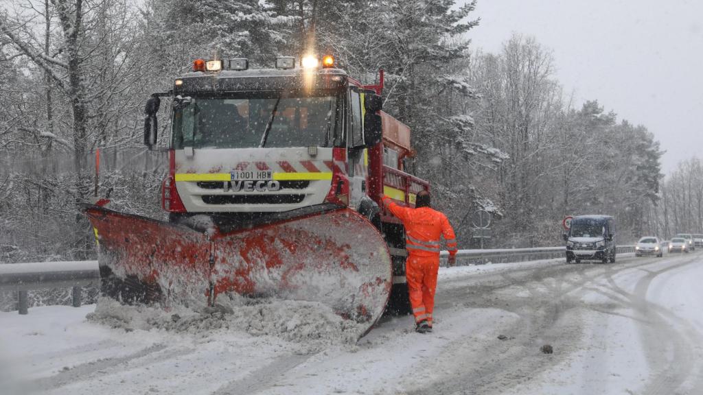 Una máquina quitanieves en una carretera de Castilla y León