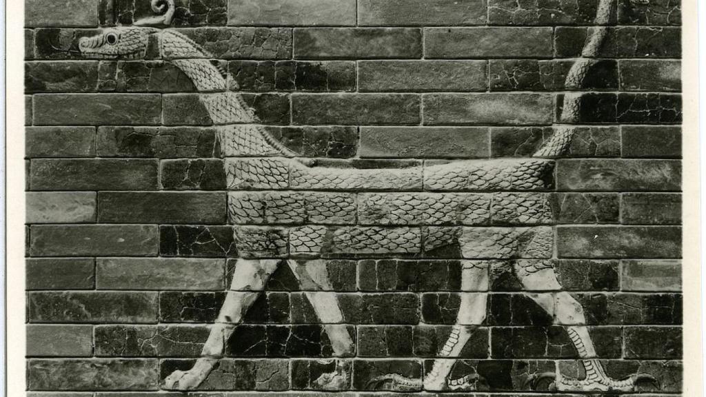 Detalle de uno de los relieves de la Puerta.