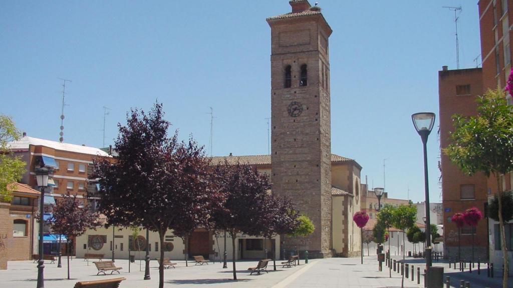 Plaza de uno de los pueblos del cinturón metropolitano de Madrid.