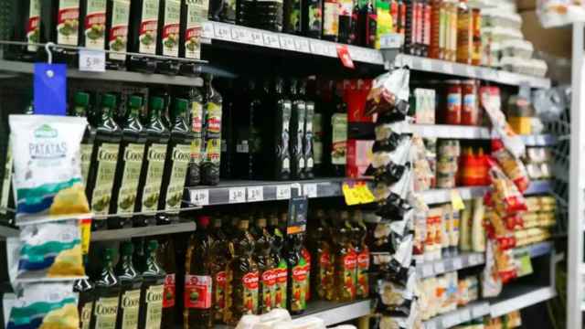 Aceite de oliva virgen extra en el supermercado.
