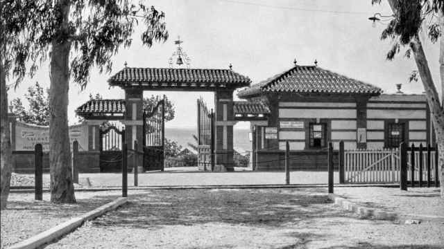 Fotografía de la entrada de los Baños del Carmen en la que se puede ver la campana original.