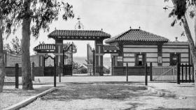 Fotografía de la entrada de los Baños del Carmen en la que se puede ver la campana original.