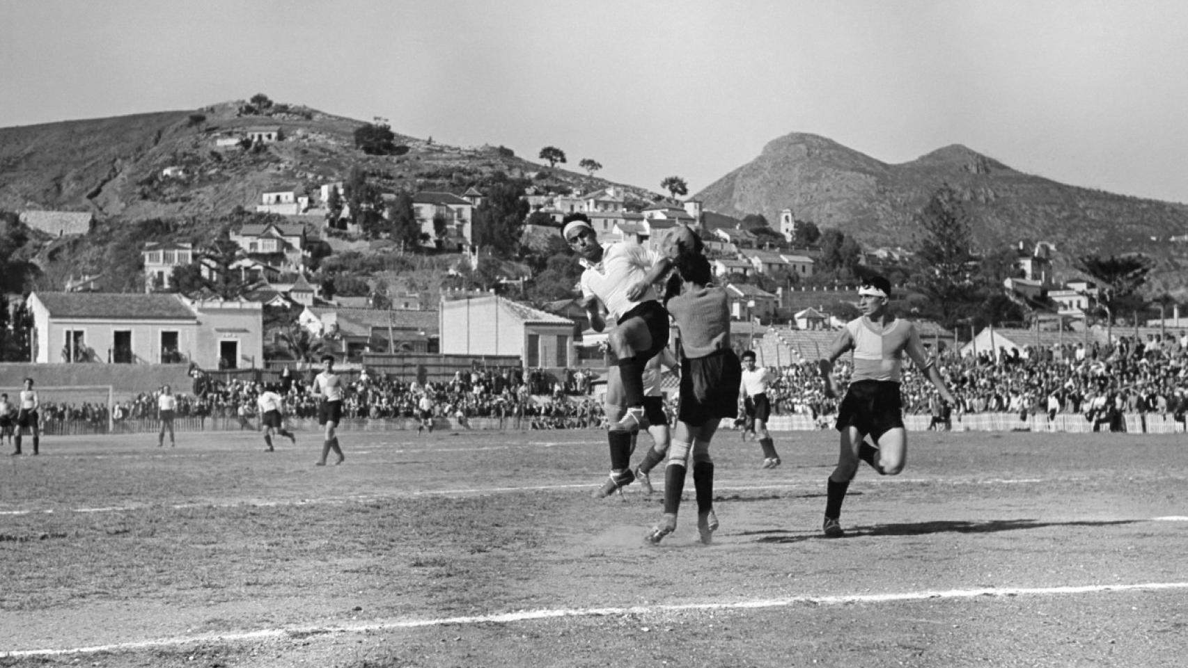 Fotografía de un partido de fútbol en los Baños del Carmen.