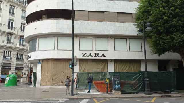 Vista de la tienda de Zara este domingoen la calle Colón de Valencia. EE